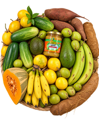 Fruits et légumes des Antilles réunis dans un panier tressé : igname, giraumon, patate douce, pommes liane, bananes et maracudjas