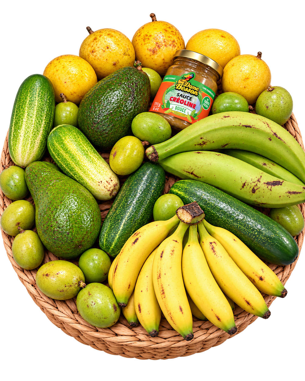 Box antillaise taille moyenne Un bout des Antilles : prunes de Cythère, maracudja, concombre péyi, avocat, plantains, bananes et pot de sauce créoline douce Dame Besson dans un panier tressé