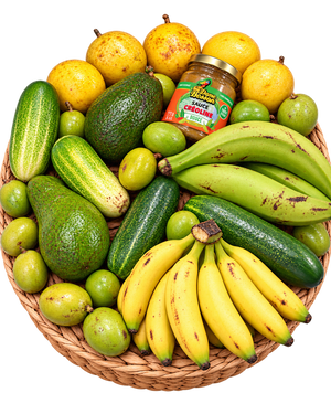 Box antillaise taille moyenne Un bout des Antilles : prunes de Cythère, maracudja, concombre péyi, avocat, plantains, bananes et pot de sauce créoline douce Dame Besson dans un panier tressé