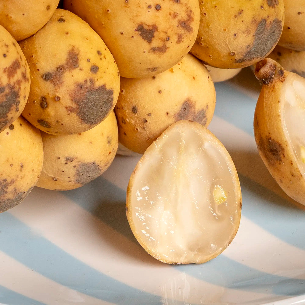 Grappe de longkong frais, gros plan sur la peau fine de ce fruit tropical d'Asie