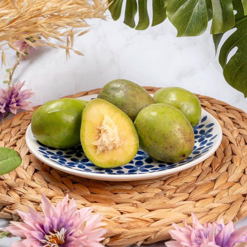 Évis réunis en tas, le zévi de La Réunion à croquer avec sel et piment